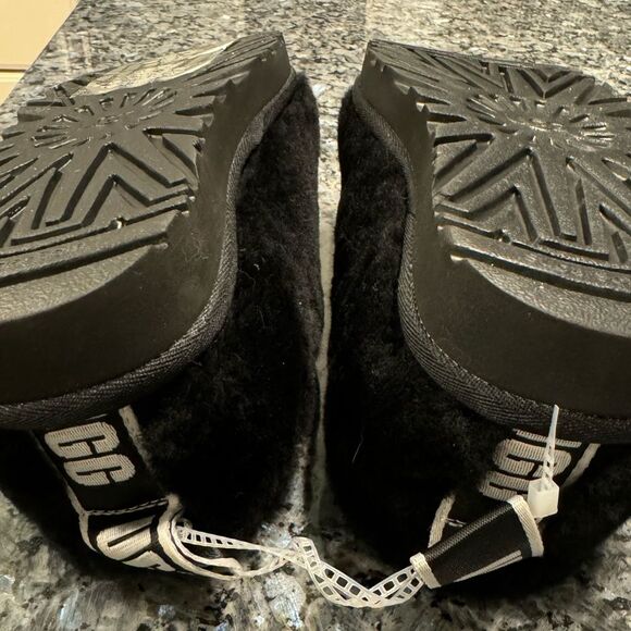UGG Classic Cozy Slippers - NEW without box UGGS BLACK SLIPPERS Size 6 - Picture 9 of 10